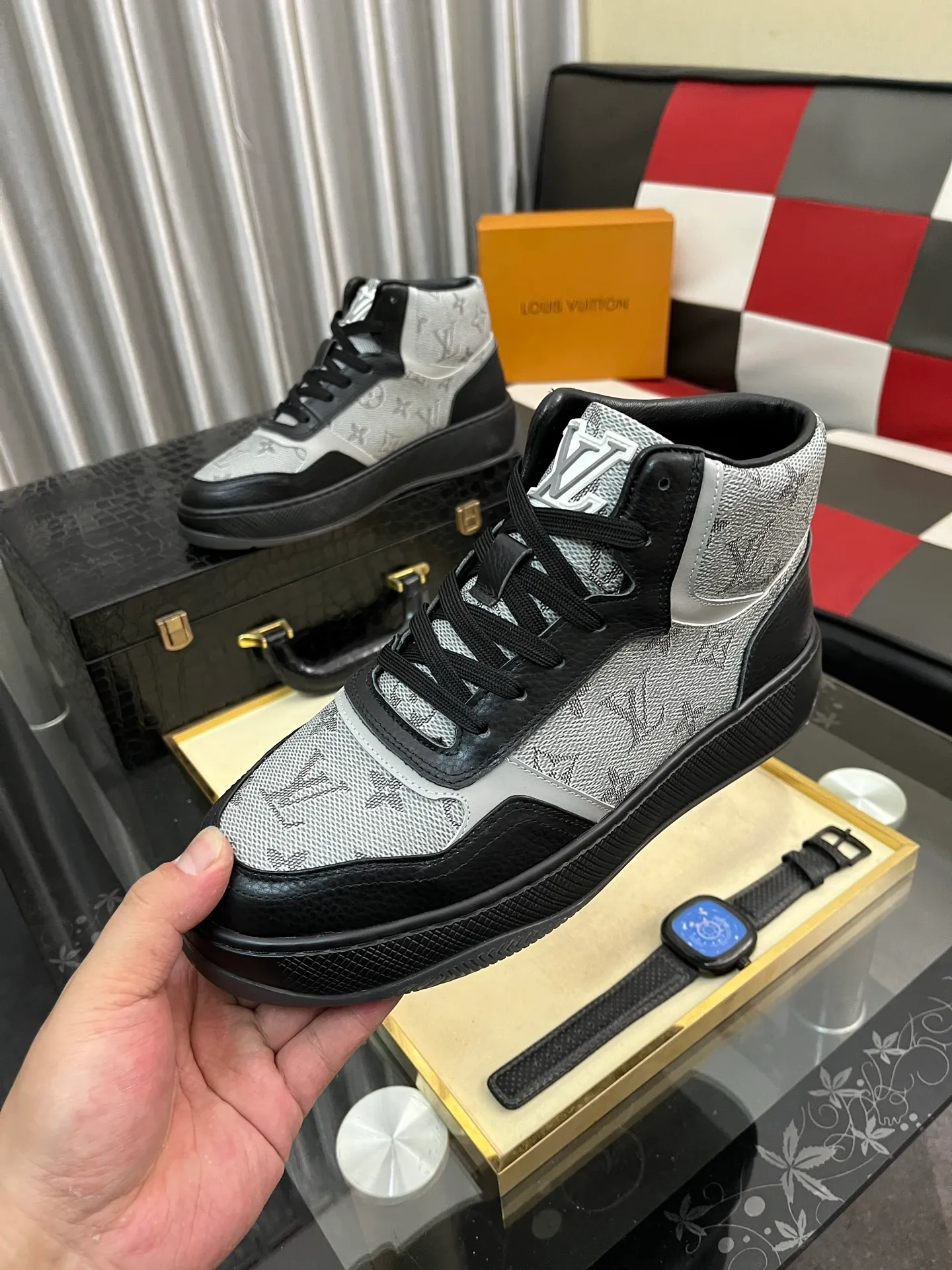 Ex-factory price: 438⌚️⌚️[LOUIS VUITTON] Same style as Louis Vuitton* official website 🚹Men's high-top casual shoes❤️Same style as popular celebrities and big names ~ Best-selling at home and abroad Lv focuses on the checkerboard series...Imported first-layer cowhide with special fabric ➕Full cotton, code number: 38-443️⃣Colors available